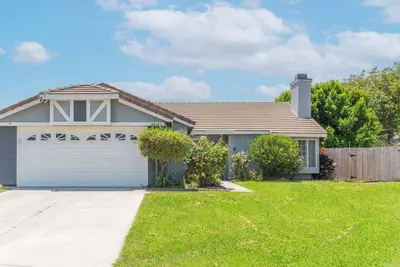 Image de 3br Family Home | Large Yard, Parking, Remodeled