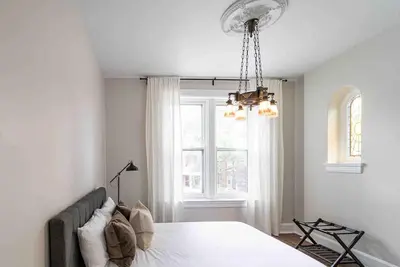 Image de Spacious 5-Br Renovated Home-10 min drive to Dt