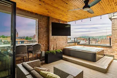 Image de Lux Penthouse | Hot Tub | Rooftop Patio | Otr