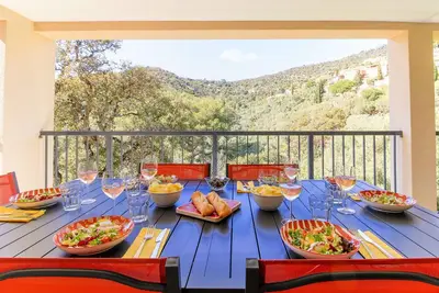 Image de Villa moderne avec jardin privé, vue ancienne, 3 chambres à Bormes