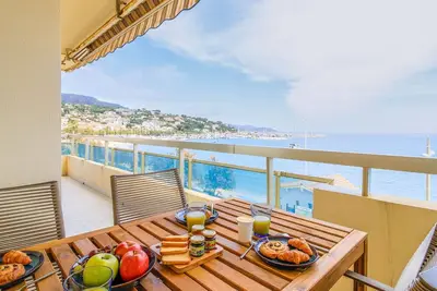 Image de Studio chic avec terrasse vue mer, parking inclus