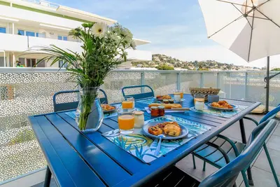 Image de Appartement T2 avec Terrasse et Accès Plage à Pied