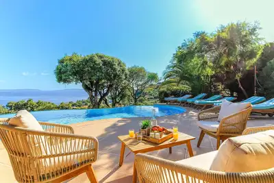 Image de Villa Familiale avec Piscine à Débordement