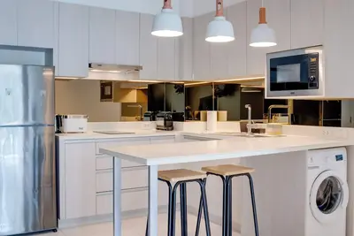 Image de 2br Condo near Beach & Cafes by Continent