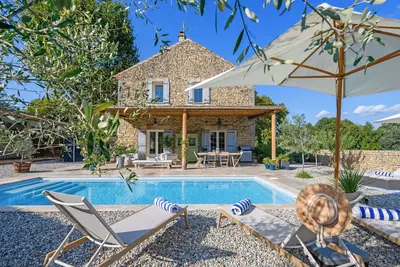 Image de Mas provençal en pierres avec pisicine privée, jardin - idéal pour famille