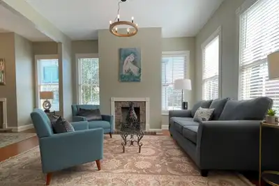 Image de Two-story historic home along quiet streets and a gated courtyard. Free parking.