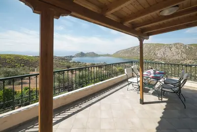 Image de Billi's Loft granting stunning sea views ideal for a relaxing holiday.