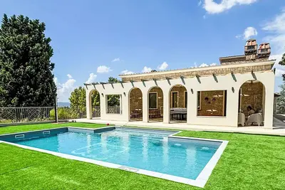 Image de Belle maison de vacances privée avec Wifi, piscine privée, climatisation, Tv et patio