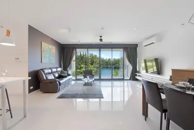 Image de Three-Bedroom Apartment, Seaview and Lakeview by Continent