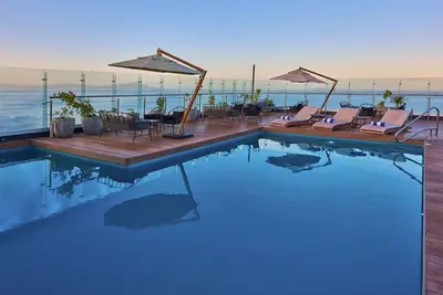 Contemporary Rooms Overlooking Ocean – Close to Local Sights - 3 Units