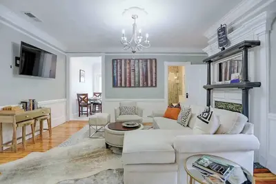 Image de Historic & Renovated Apt Steps to River St, Food+