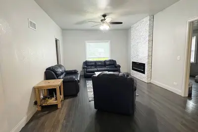 Image de Charming 3-bedroom main floor apartment 5 minutes from Sandlake Wild life refuge