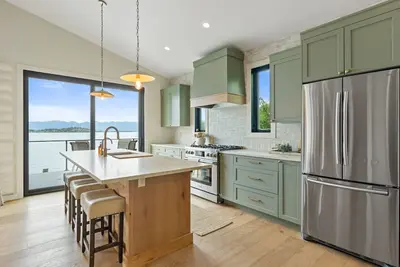 Image de New! Modern Lakefront Cabin with Private Dock