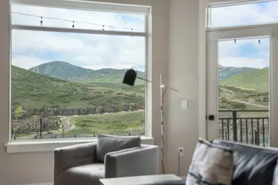 Image de Modern Mountain Luxury | Top-Floor Condo at Black Rock Resort