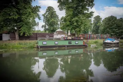 Image de Central Cambridge Modern Solar Houseboat