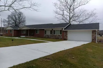 Charming 4-bedroom house with Ac, WiFi in delightful Springfield
