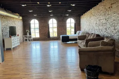 Image de Cozy spacious loft in the beautiful downtown historic district in Hannibal.