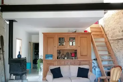 Image de Maison pleine de charme, artistique, fraiche et calme, piscine, patio arboré.