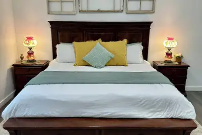 Image de Cottagecore Retreat • 800 Sq Ft Studio • Pet Friendly • King Bed
