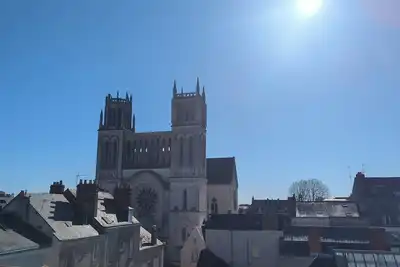 Image de La petite maison posée sur la ville