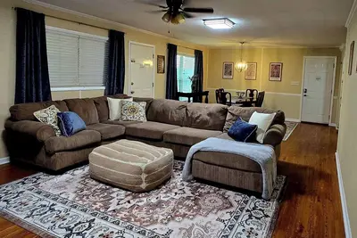 Image de Cozy home off major hwy, conveniently near town and several restaurants.