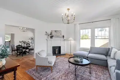 Image de Historic Downtown - 5 Bedrooms, 7 Beds, Sleeps 10!