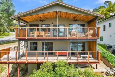 Image de Designer Lakehouse-Waterfront, Private Dock, Steps to Marina and Pool