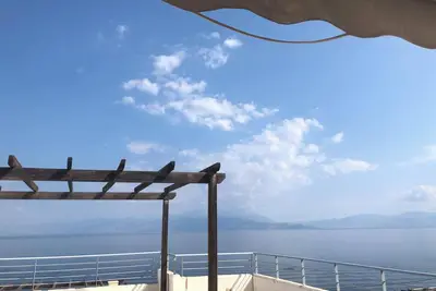 Image de Appartement en bord de mer avec piscine. Vue à couper le souffle!