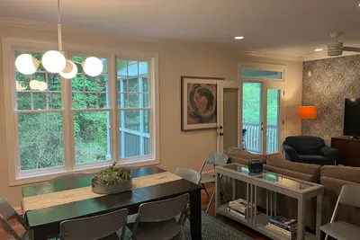 Image de Convenient well appointed home near downtown Carrboro and farmers market