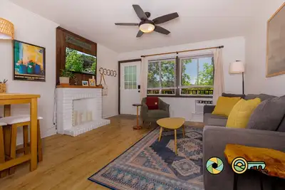 Image de Little Fox Den - Walk to Lake Laura!