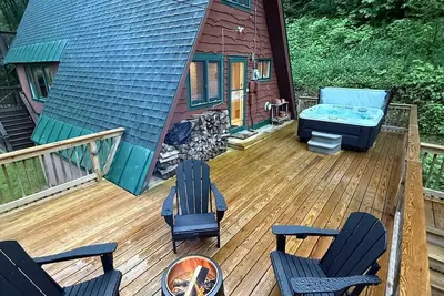 Image de Cozy Killington A-Frame w/ Hot Tub, Modern Kitchen & Forest Views – Near Skiing & Hiking Trails