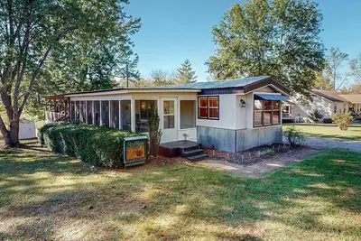 Image de 3-bedroom 2 bath home located steps from\na marina on Kentucky lake!