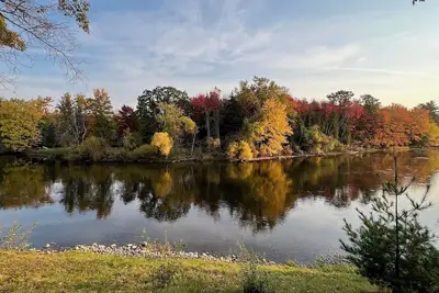 Image de Modern Riverfront Chalet w/ Firepit & Hot Tub