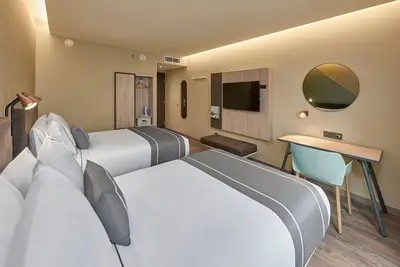 Relax Close to Beach, Wineries  & Central Location| Modern Room with Breakfast