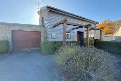 Image de Chartres Retreat - sunny Arrowtown townhouse