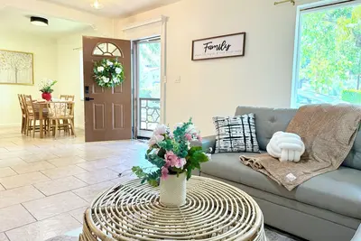 Image de Jie's New! 3b single Home Rosewood with front yard