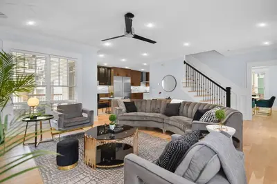Image de Designer Home by Beltline, Walk to Food, Drinks, Shopping, and Parks &  $150 in activities included!