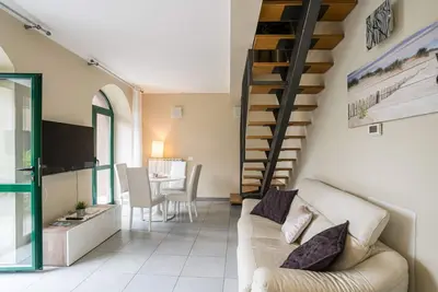 Image de The 80m2 apartment - located in Nesso, between Bellagio and Como - is in a residence with a park and outdoor swimming pool overlooking the lake. The residence was created from a spinning mill, dating back to the 18th century. The private and assigned par