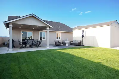 Image de 3 bed / 2 bath residence nestled in a conveniently located family-friendly neighborhood.