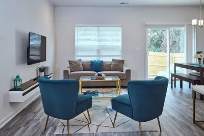 Image de Southern Haven is a beautiful townhome near the airport and downtown.