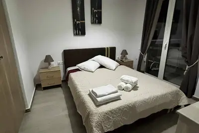 Image de Beachfront  • 4 Guests • Fast WiFi • Ac • Near Airport – Artemis Blue Escape