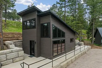 Image de Unique and Open Living New Cabin 2 Miles to Deadwood! 1/4 Mile Off Hwy!