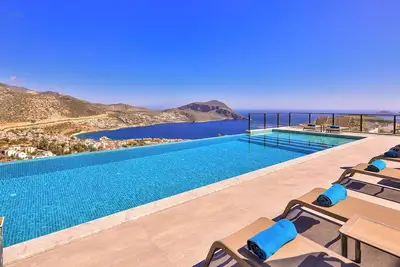 Image de Luxurious 5-bedroom villa with heated infinity-edge pool in marvelous Kalkan