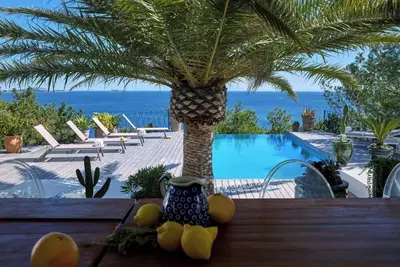 Image de Charming elegant villa right on the sea