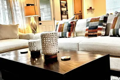 Image de Stylish 4br Retreat in Cypress - King Bed -Fireplace -Outdoor Patio - TVs in 4 R