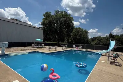 Image de Spacious 5-bedroom house with large outdoor space and 4800 sq ft barn in Marion