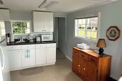 Image de Lakefront Cottage#4 -Blue Cottage close to Sandbanks, Winery and Wellington