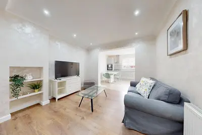 Image de Lovely 2 Bed W/ Backyard 20 Min to Tooting Station