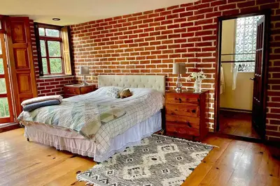 Image de Casa Cosecha: Gorgeous brick house with a garden in serene neighborhood