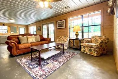 Image de Charming Newly Renovated 2-Bedroom Cabin with highspeed WiFi, in peaceful Sardis